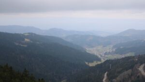 Dieses Bild zeigt eine Webcam-Aufnahme vom Achertal, aufgenommen am Samstag, den 28.02.2026 um 13:10 Uhr. Die Temperatur betrug 5.2°C.