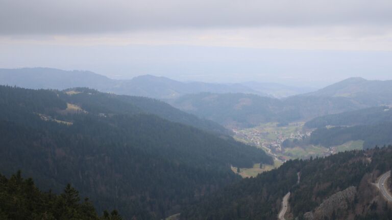 Dieses Bild zeigt eine Webcam-Aufnahme vom Achertal, aufgenommen am Samstag, den 28.02.2026 um 13:10 Uhr. Die Temperatur betrug 5.2°C.