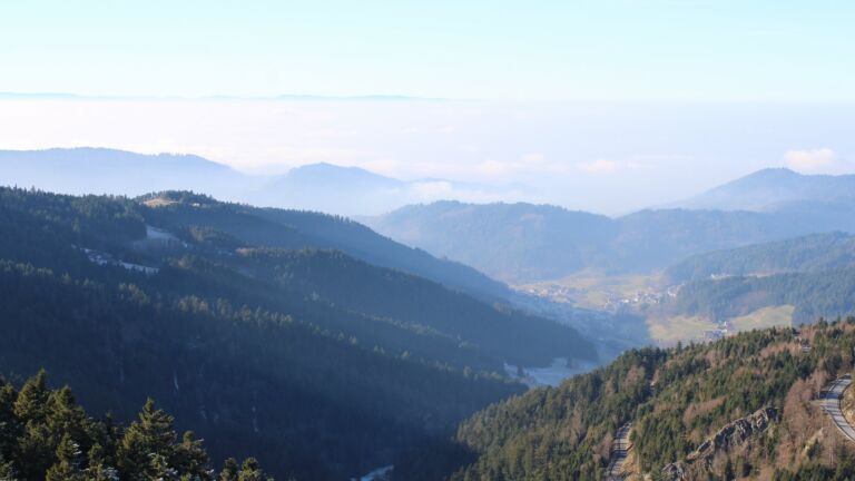 Dieses Bild zeigt eine Webcam-Aufnahme vom Achertal, aufgenommen am Samstag, den 27.12.2025 um 13:40 Uhr. Die Temperatur betrug 4.9°C.