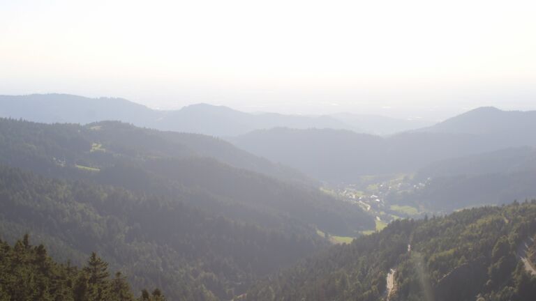 Dieses Bild zeigt eine Webcam-Aufnahme vom Achertal, aufgenommen am Freitag, den 08.08.2025 um 19:20 Uhr. Die Temperatur betrug 23.7°C.
