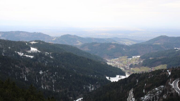 Dieses Bild zeigt eine Webcam-Aufnahme vom Achertal, aufgenommen am Mittwoch, den 14.01.2026 um 12:30 Uhr. Die Temperatur betrug 5.3°C.