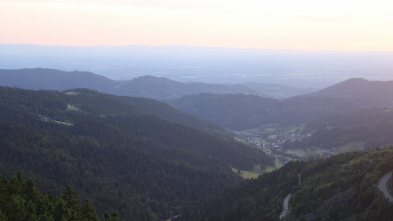 Dieses Bild zeigt eine Webcam-Aufnahme vom Achertal, aufgenommen am Freitag, den 20.06.2025 um 21:10 Uhr. Die Temperatur betrug 17.6°C.