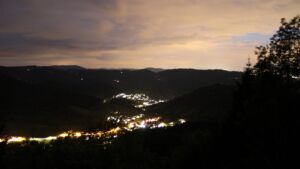 Dieses Bild zeigt eine Webcam-Aufnahme vom Achertal, aufgenommen am Samstag, den 16.05.2026 um 22:30 Uhr. Die Temperatur betrug 6.6°C.