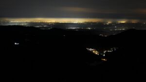 Dieses Bild zeigt eine Webcam-Aufnahme vom Achertal, aufgenommen am Sonntag, den 23.11.2025 um 04:00 Uhr. Die Temperatur betrug -4°C.