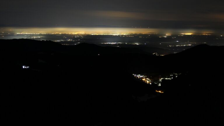 Dieses Bild zeigt eine Webcam-Aufnahme vom Achertal, aufgenommen am Sonntag, den 23.11.2025 um 04:00 Uhr. Die Temperatur betrug -4°C.