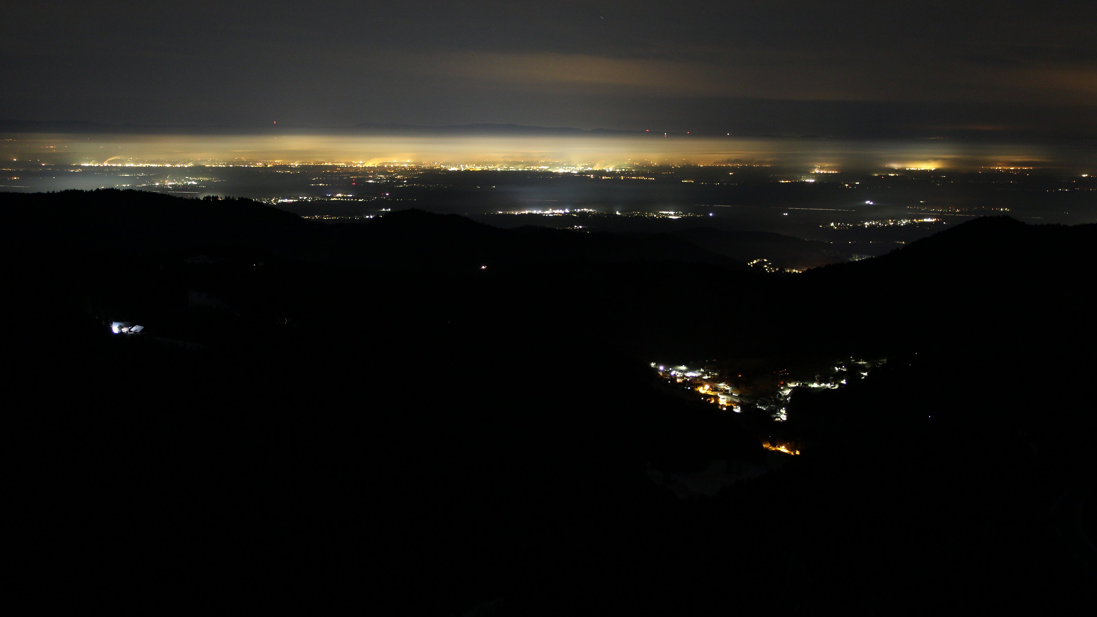 Dieses Bild zeigt eine Webcam-Aufnahme vom Achertal, aufgenommen am Sonntag, den 23.11.2025 um 04:00 Uhr. Die Temperatur betrug -4°C.