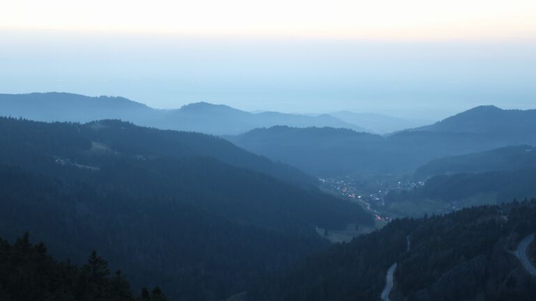 Dieses Bild zeigt eine Webcam-Aufnahme vom Achertal, aufgenommen am Samstag, den 07.03.2026 um 18:40 Uhr. Die Temperatur betrug 10.4°C.