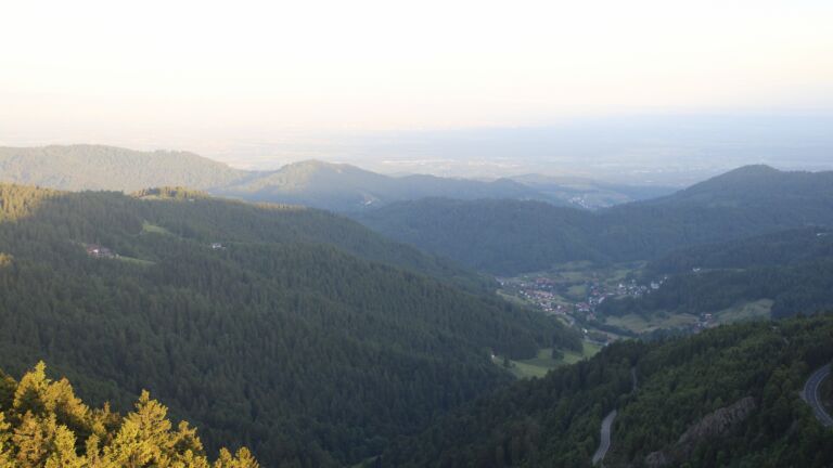 Dieses Bild zeigt eine Webcam-Aufnahme vom Achertal, aufgenommen am Freitag, den 30.05.2025 um 06:10 Uhr. Die Temperatur betrug 14.6°C.