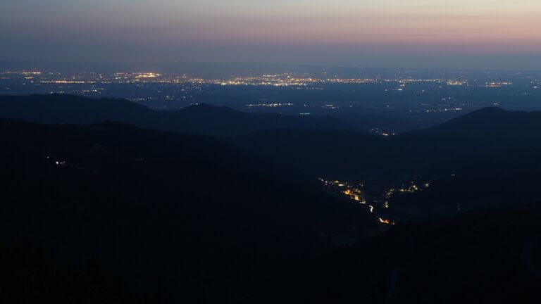Dieses Bild zeigt eine Webcam-Aufnahme vom Achertal, aufgenommen am Montag, den 16.06.2025 um 22:40 Uhr. Die Temperatur betrug 13.3°C.