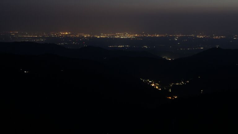 Dieses Bild zeigt eine Webcam-Aufnahme vom Achertal, aufgenommen am Donnerstag, den 14.08.2025 um 21:50 Uhr. Die Temperatur betrug 24.6°C.