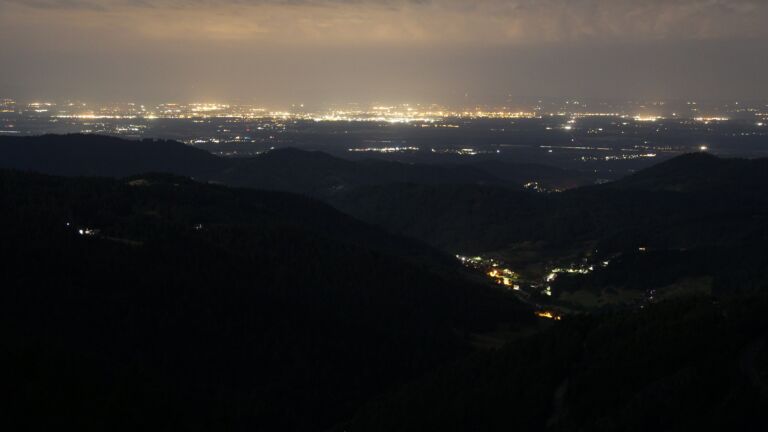 Dieses Bild zeigt eine Webcam-Aufnahme vom Achertal, aufgenommen am Montag, den 14.07.2025 um 03:00 Uhr. Die Temperatur betrug 16.4°C.