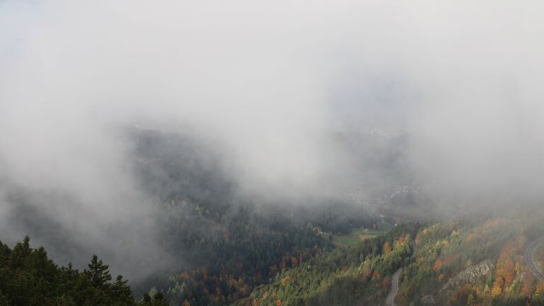 Dieses Bild zeigt eine Webcam-Aufnahme vom Achertal, aufgenommen am Sonntag, den 26.10.2025 um 09:00 Uhr. Die Temperatur betrug 0.2°C.