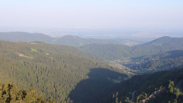 Dieses Bild zeigt eine Webcam-Aufnahme vom Achertal, aufgenommen am Samstag, den 17.05.2025 um 07:10 Uhr. Die Temperatur betrug 9.8°C.