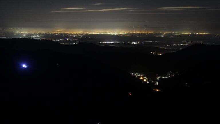 Dieses Bild zeigt eine Webcam-Aufnahme vom Achertal, aufgenommen am Donnerstag, den 18.12.2025 um 03:30 Uhr. Die Temperatur betrug 4.9°C.