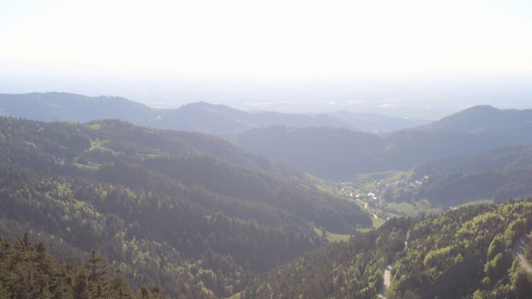 Dieses Bild zeigt eine Webcam-Aufnahme vom Achertal, aufgenommen am Freitag, den 01.05.2026 um 19:00 Uhr. Die Temperatur betrug 17°C.