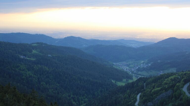 Dieses Bild zeigt eine Webcam-Aufnahme vom Achertal, aufgenommen am Montag, den 12.05.2025 um 20:20 Uhr. Die Temperatur betrug 12.9°C.