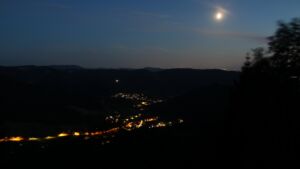 Dieses Bild zeigt eine Webcam-Aufnahme vom Achertal, aufgenommen am Montag, den 20.07.2026 um 22:30 Uhr. Die Temperatur betrug 13.9°C.