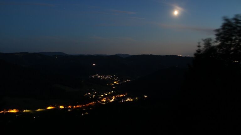 Dieses Bild zeigt eine Webcam-Aufnahme vom Achertal, aufgenommen am Montag, den 20.07.2026 um 22:30 Uhr. Die Temperatur betrug 13.9°C.