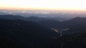 Dieses Bild zeigt eine Webcam-Aufnahme vom Achertal, aufgenommen am Donnerstag, den 30.04.2026 um 21:30 Uhr. Die Temperatur betrug 7.6°C.