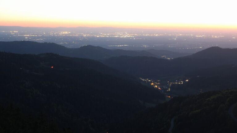 Dieses Bild zeigt eine Webcam-Aufnahme vom Achertal, aufgenommen am Donnerstag, den 30.04.2026 um 21:30 Uhr. Die Temperatur betrug 7.6°C.