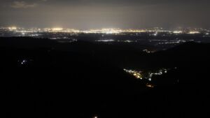 Dieses Bild zeigt eine Webcam-Aufnahme vom Achertal, aufgenommen am Freitag, den 17.04.2026 um 23:30 Uhr. Die Temperatur betrug 12.2°C.