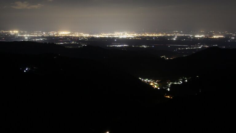 Dieses Bild zeigt eine Webcam-Aufnahme vom Achertal, aufgenommen am Freitag, den 17.04.2026 um 23:30 Uhr. Die Temperatur betrug 12.2°C.