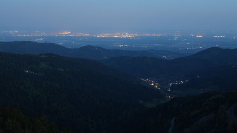 Dieses Bild zeigt eine Webcam-Aufnahme vom Achertal, aufgenommen am Donnerstag, den 01.05.2025 um 05:20 Uhr. Die Temperatur betrug 15°C.