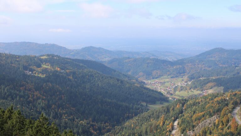 Dieses Bild zeigt eine Webcam-Aufnahme vom Achertal, aufgenommen am Montag, den 13.10.2025 um 12:50 Uhr. Die Temperatur betrug 10.9°C.