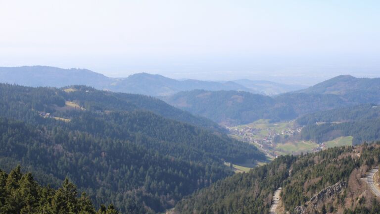 Dieses Bild zeigt eine Webcam-Aufnahme vom Achertal, aufgenommen am Donnerstag, den 05.03.2026 um 13:50 Uhr. Die Temperatur betrug 13.4°C.