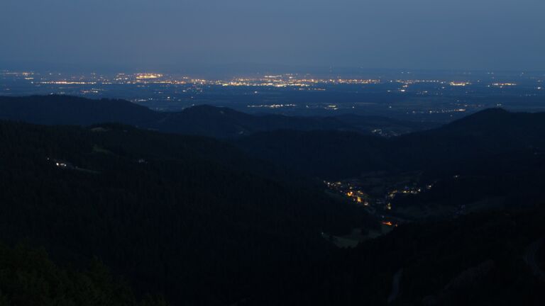 Dieses Bild zeigt eine Webcam-Aufnahme vom Achertal, aufgenommen am Sonntag, den 20.07.2025 um 04:50 Uhr. Die Temperatur betrug 16.8°C.