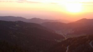 Dieses Bild zeigt eine Webcam-Aufnahme vom Achertal, aufgenommen am Freitag, den 17.04.2026 um 20:10 Uhr. Die Temperatur betrug 13.1°C.