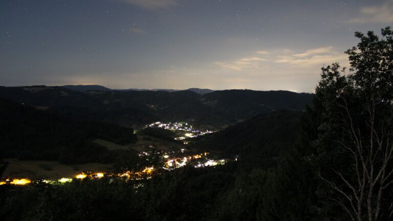 Dieses Bild zeigt eine Webcam-Aufnahme vom Achertal, aufgenommen am Donnerstag, den 06.08.2026 um 03:30 Uhr. Die Temperatur betrug 19.4°C.