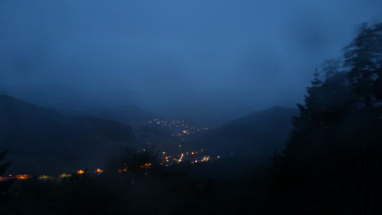 Dieses Bild zeigt eine Webcam-Aufnahme vom Achertal, aufgenommen am Freitag, den 12.06.2026 um 04:40 Uhr. Die Temperatur betrug 8.3°C.