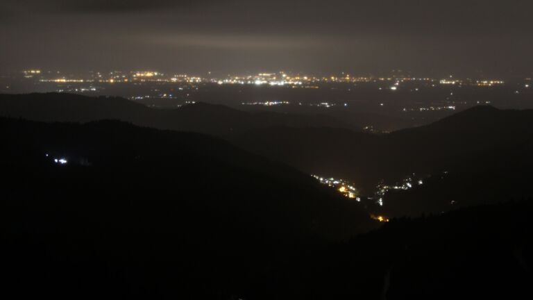 Dieses Bild zeigt eine Webcam-Aufnahme vom Achertal, aufgenommen am Mittwoch, den 29.10.2025 um 23:30 Uhr. Die Temperatur betrug 6.7°C.