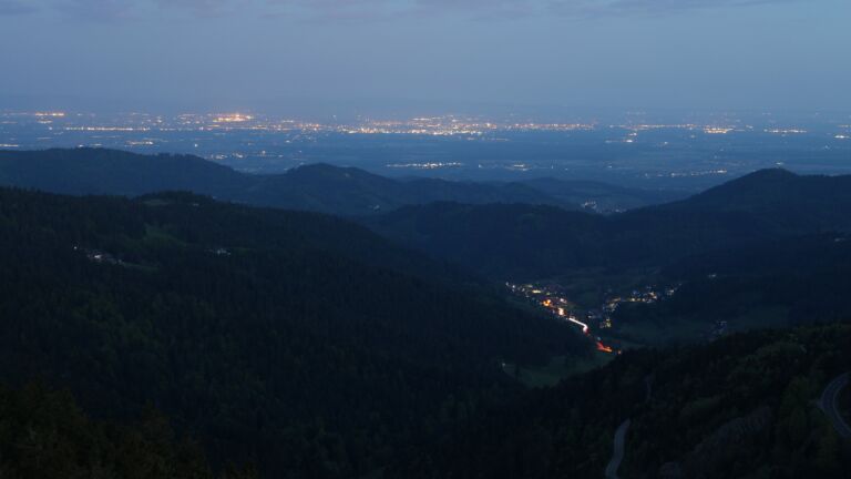 Dieses Bild zeigt eine Webcam-Aufnahme vom Achertal, aufgenommen am Freitag, den 02.05.2025 um 05:20 Uhr. Die Temperatur betrug 17.5°C.