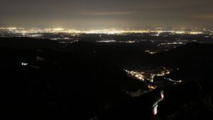 Dieses Bild zeigt eine Webcam-Aufnahme vom Achertal, aufgenommen am Dienstag, den 13.01.2026 um 22:30 Uhr. Die Temperatur betrug 6.4°C.