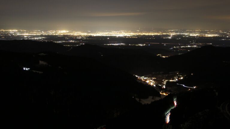 Dieses Bild zeigt eine Webcam-Aufnahme vom Achertal, aufgenommen am Dienstag, den 13.01.2026 um 22:30 Uhr. Die Temperatur betrug 6.4°C.