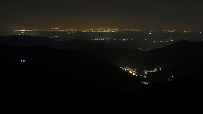 Dieses Bild zeigt eine Webcam-Aufnahme vom Achertal, aufgenommen am Mittwoch, den 18.03.2026 um 23:30 Uhr. Die Temperatur betrug 3°C.