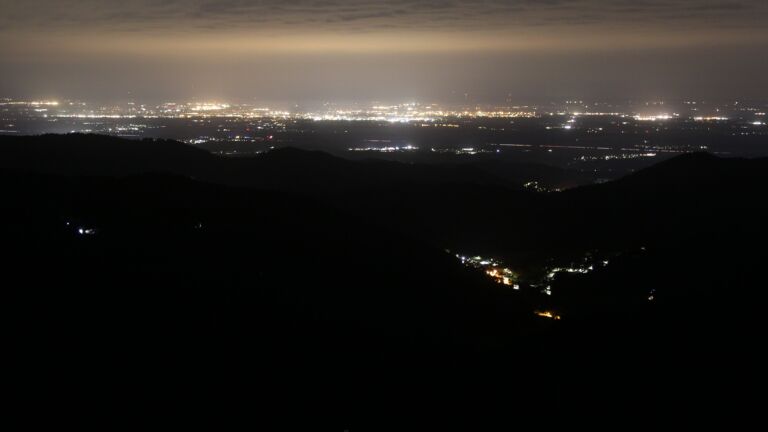 Dieses Bild zeigt eine Webcam-Aufnahme vom Achertal, aufgenommen am Samstag, den 23.08.2025 um 04:40 Uhr. Die Temperatur betrug 10.4°C.