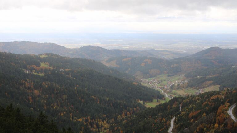 Dieses Bild zeigt eine Webcam-Aufnahme vom Achertal, aufgenommen am Donnerstag, den 23.10.2025 um 15:30 Uhr. Die Temperatur betrug 5°C.
