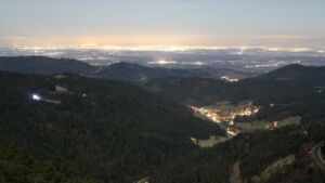 Dieses Bild zeigt eine Webcam-Aufnahme vom Achertal, aufgenommen am Freitag, den 05.12.2025 um 21:30 Uhr. Die Temperatur betrug 0.4°C.