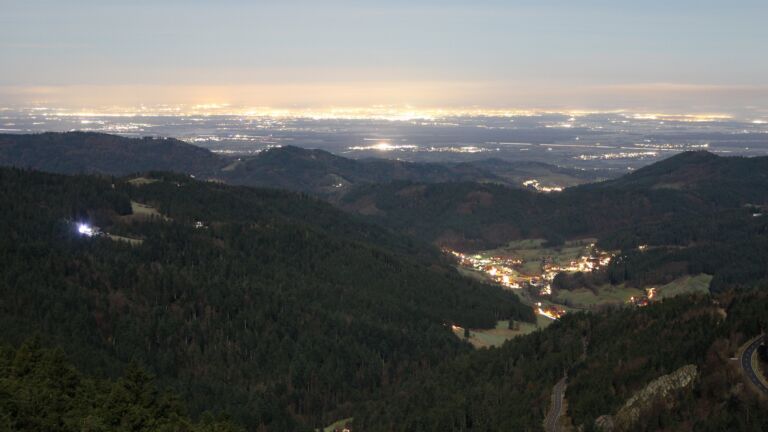 Dieses Bild zeigt eine Webcam-Aufnahme vom Achertal, aufgenommen am Freitag, den 05.12.2025 um 21:30 Uhr. Die Temperatur betrug 0.4°C.