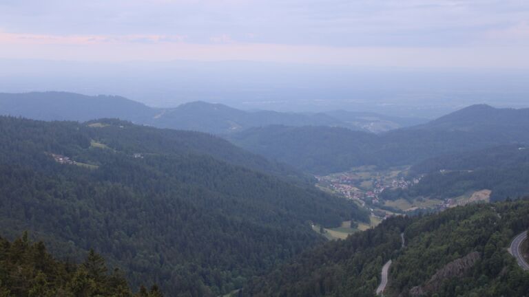 Dieses Bild zeigt eine Webcam-Aufnahme vom Achertal, aufgenommen am Freitag, den 23.05.2025 um 06:00 Uhr. Die Temperatur betrug 3.3°C.