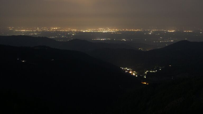 Dieses Bild zeigt eine Webcam-Aufnahme vom Achertal, aufgenommen am Sonntag, den 15.06.2025 um 02:20 Uhr. Die Temperatur betrug 19.5°C.