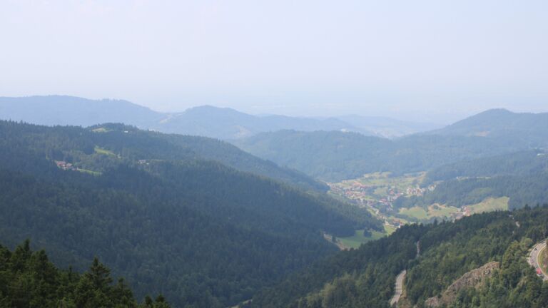 Dieses Bild zeigt eine Webcam-Aufnahme vom Achertal, aufgenommen am Freitag, den 15.08.2025 um 13:20 Uhr. Die Temperatur betrug 25.2°C.