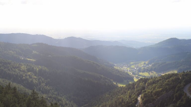 Dieses Bild zeigt eine Webcam-Aufnahme vom Achertal, aufgenommen am Sonntag, den 31.08.2025 um 18:40 Uhr. Die Temperatur betrug 17.9°C.