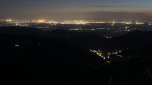 Dieses Bild zeigt eine Webcam-Aufnahme vom Achertal, aufgenommen am Samstag, den 25.04.2026 um 22:00 Uhr. Die Temperatur betrug 11.8°C.