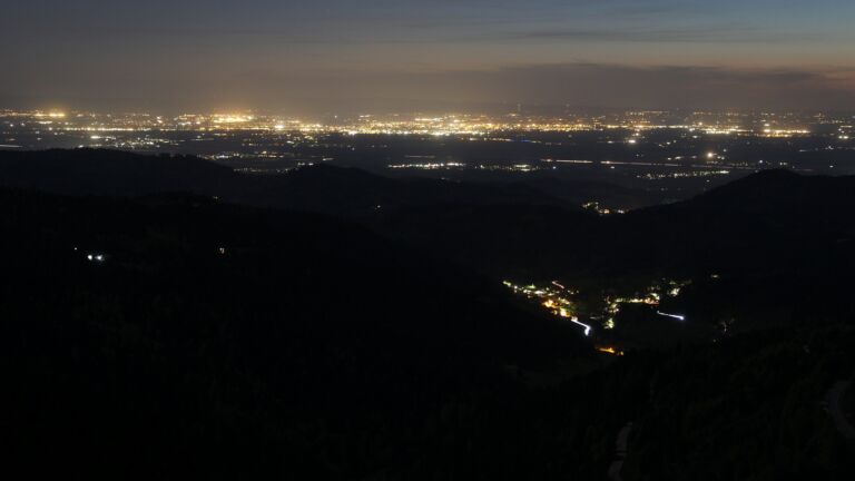 Dieses Bild zeigt eine Webcam-Aufnahme vom Achertal, aufgenommen am Samstag, den 25.04.2026 um 22:00 Uhr. Die Temperatur betrug 11.8°C.