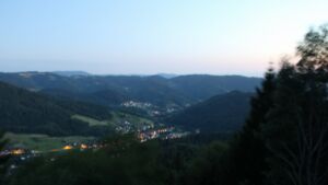 Dieses Bild zeigt eine Webcam-Aufnahme vom Achertal, aufgenommen am Samstag, den 11.07.2026 um 22:10 Uhr. Die Temperatur betrug 23.7°C.