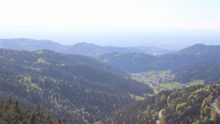 Dieses Bild zeigt eine Webcam-Aufnahme vom Achertal, aufgenommen am Donnerstag, den 23.04.2026 um 17:40 Uhr. Die Temperatur betrug 13.8°C.